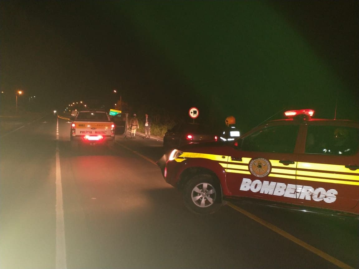 Homem se pendura em caminhão, cai e morre após ser atropelado