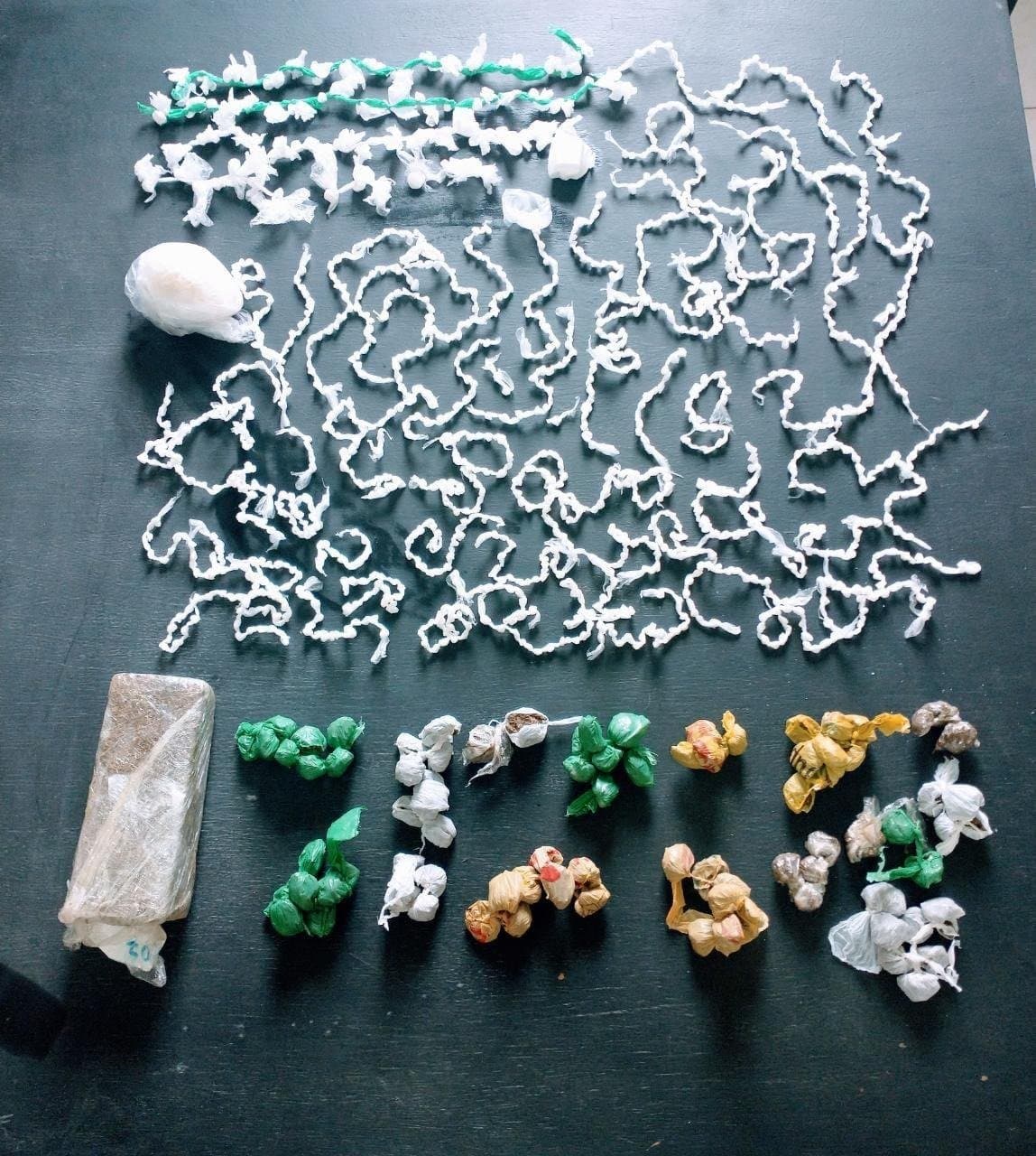 Polícia Militar encontra drogas em árvore de Tubarão