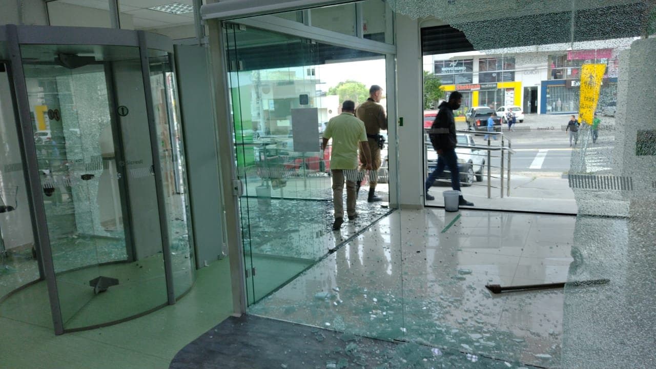 Bandidos encapuzados tentam assaltar cooperativa de crédito