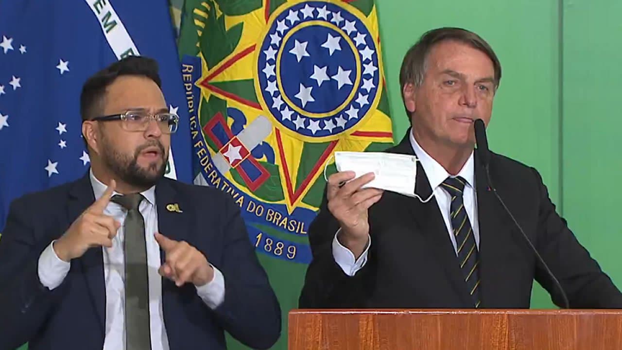 Bolsonaro diz que Saúde fará parecer para desobrigar máscara em vacinados