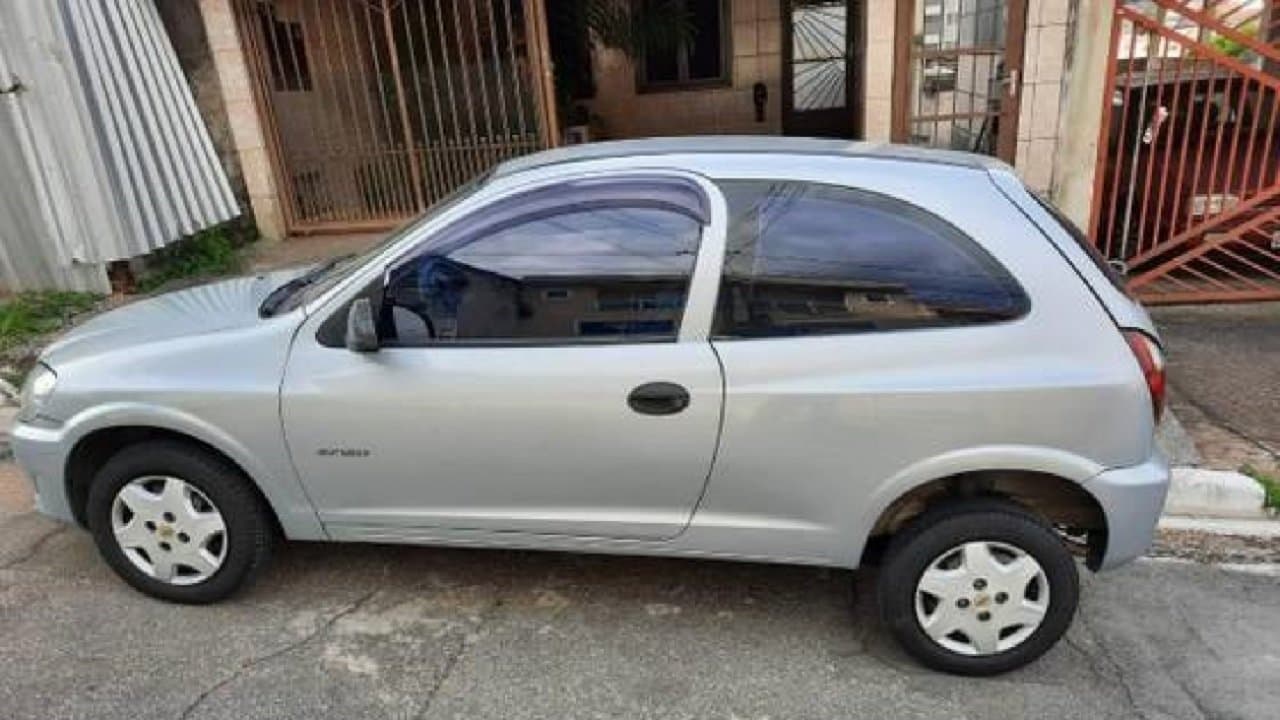 Mulher sai de casa por 20 minutos e tem veículo furtado