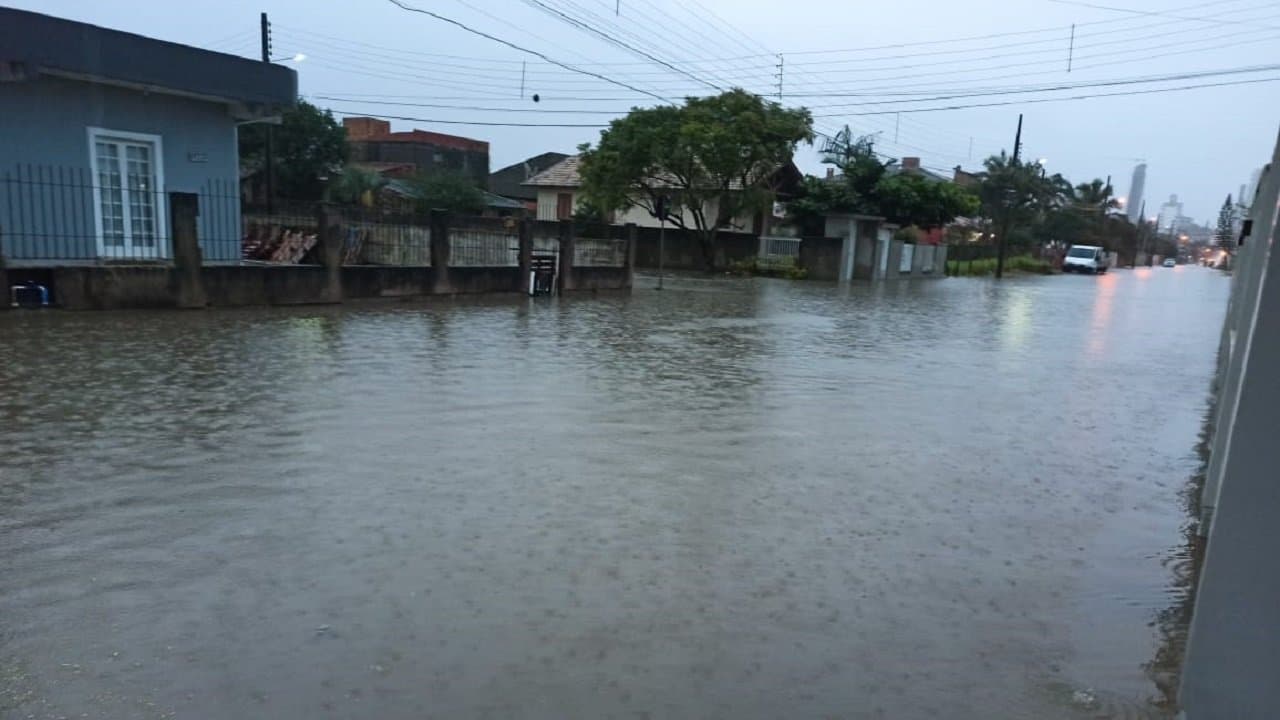Algumas escolas e postos de saúde terão atendimentos suspensos em virtude da chuva