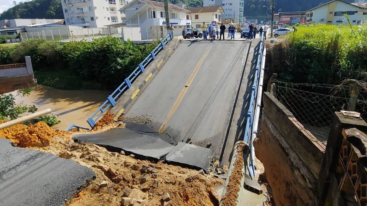Ponte desaba e quase "engole" caminhões em Brusque
