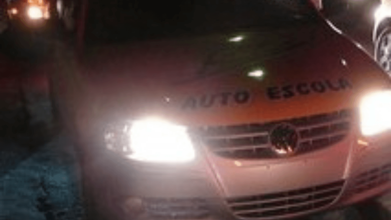 Carro de autoescola é interceptado por assaltantes armados