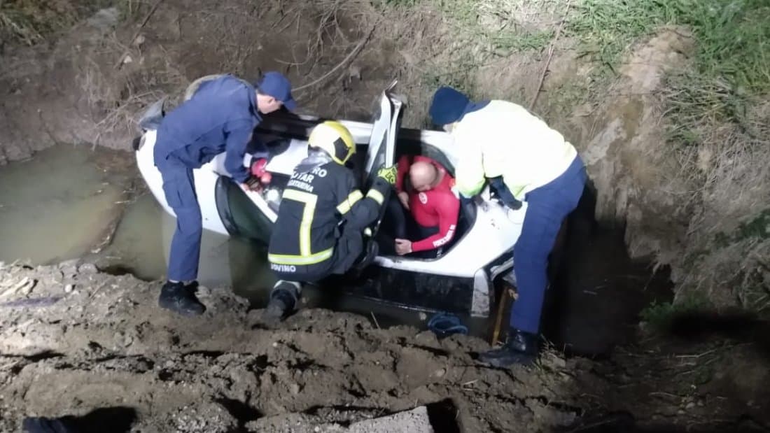 Homem morre após capotar carro e cair em vala, em Tubarão