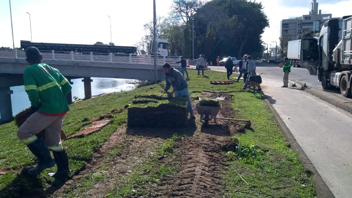 Cabeceiras da ponte Prefeito Paulo Osny May recebem paisagismo