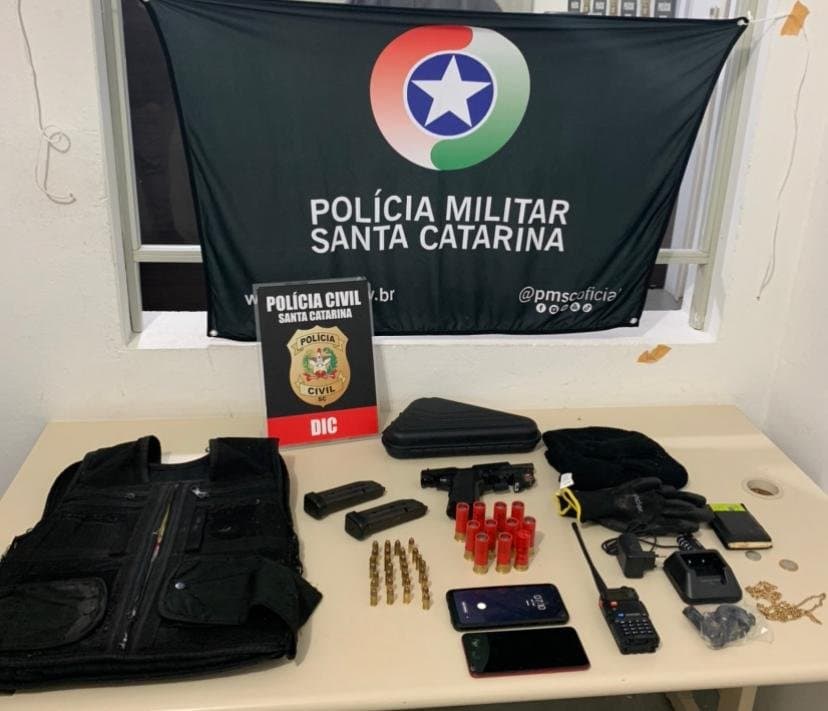 Arma, munições e colete balístico que seriam usados em possível roubo são apreendidos