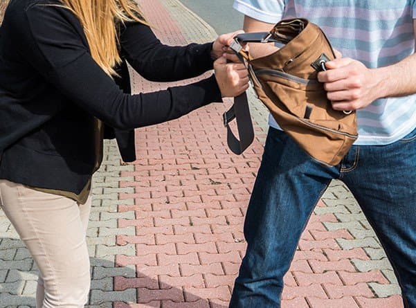 Mulher enfrenta ladrão e evita roubo em Tubarão