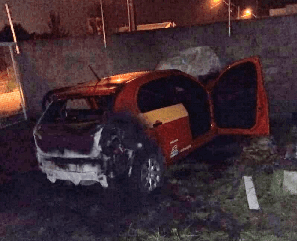 Carros de autoescola são atingidos por incêndio