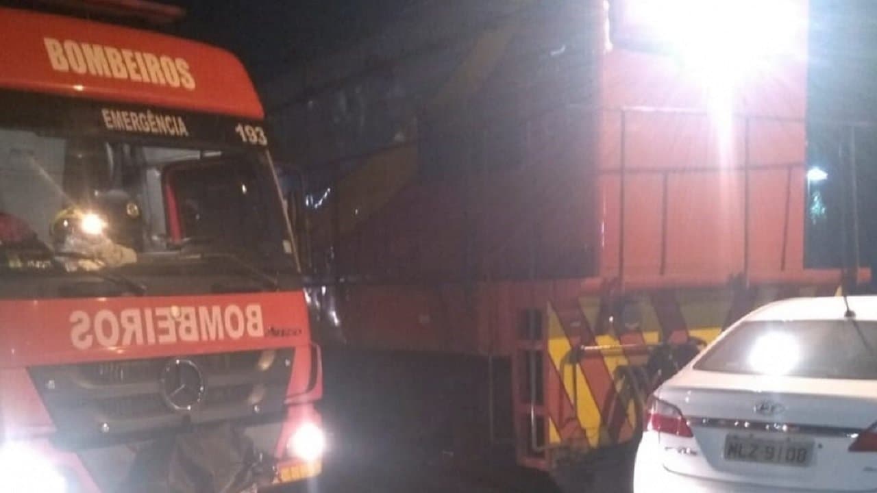 Mulher fica ferida após atravessar linha férrea e atingir trem