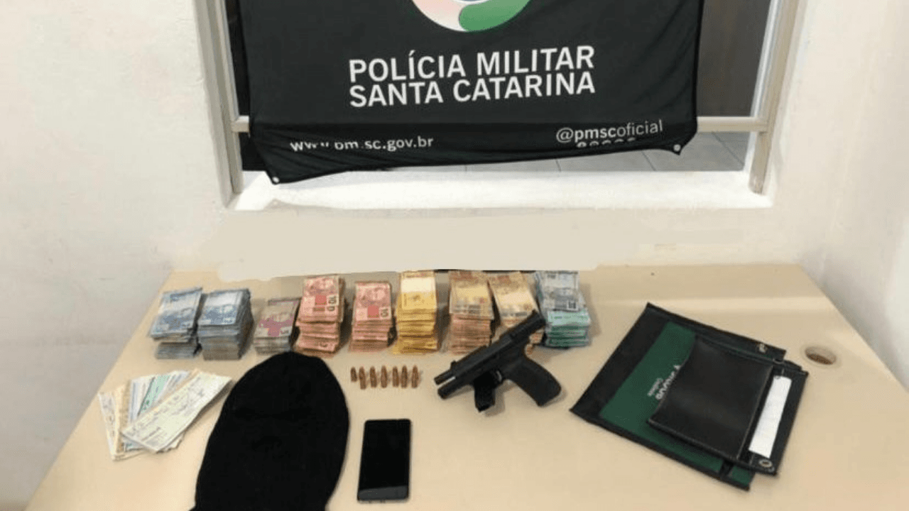 Quatro bandidos rendem família, agridem idoso, sequestram homem e roubam mais de R$ 100 mil