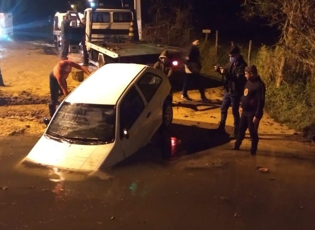 Homem morre afogado após cair com carro em rio