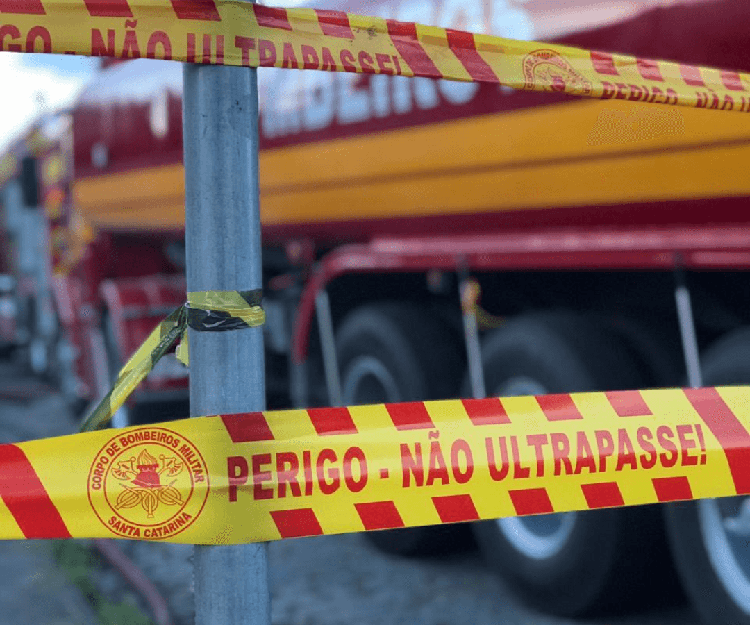 Homem fica gravemente ferido em tentativa de homicídio; casa foi incendiada