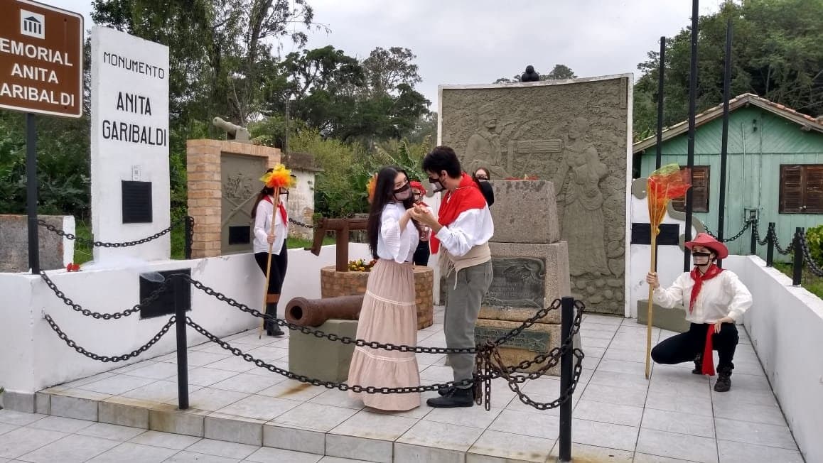 Apresentação teatral marca início da semana cultural pelo bicentenário de Anita Garibaldi