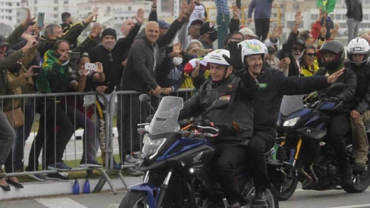 Em ritmo de campanha eleitoral, Bolsonaro faz motociata em Florianópolis