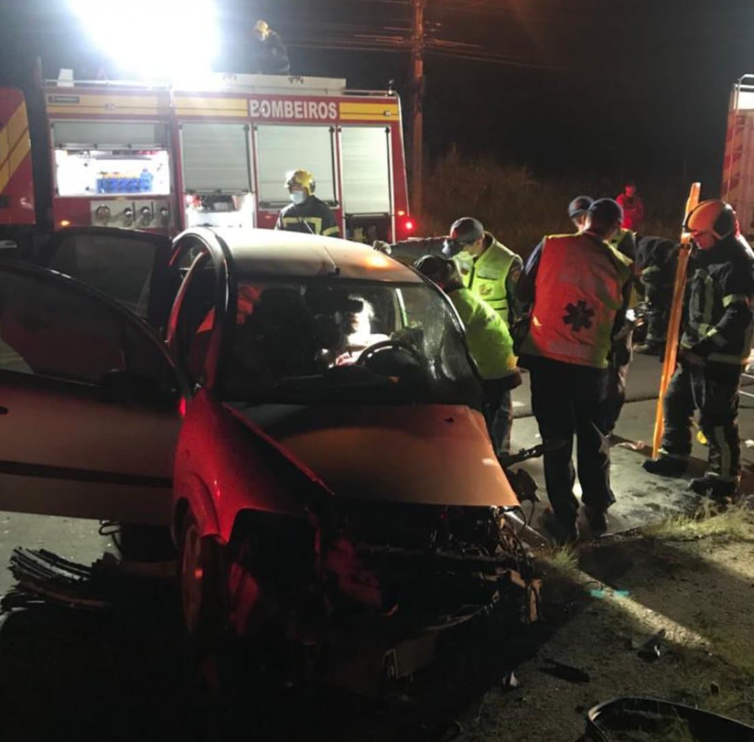 Mulher fica ferida em colisão entre carro e caminhão