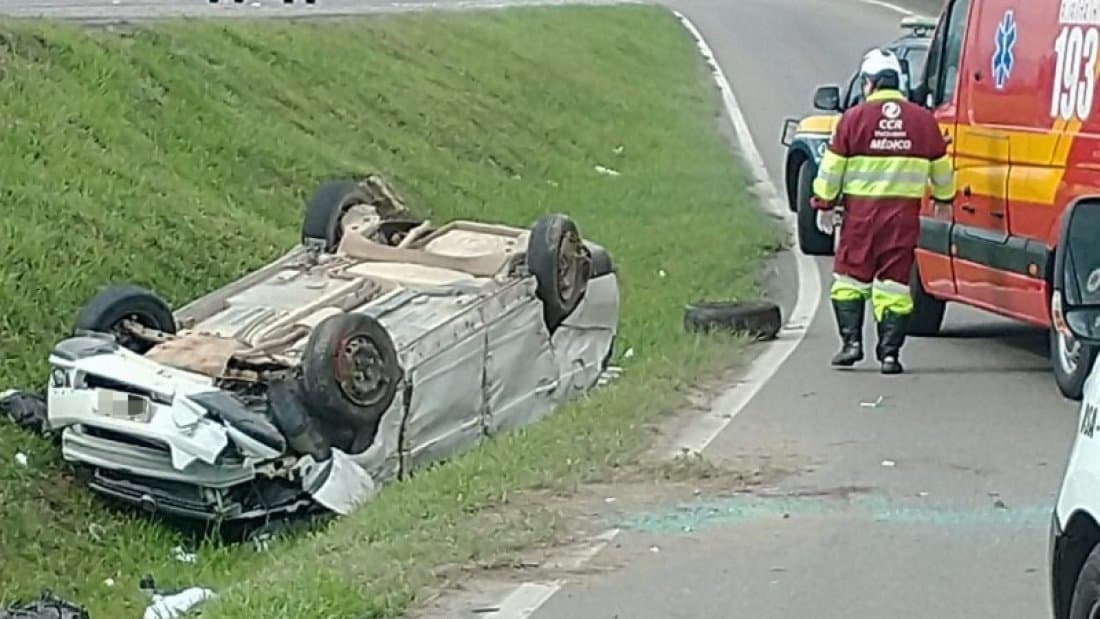 Após capotamento, mulher é arremessada para fora do carro em Tubarão