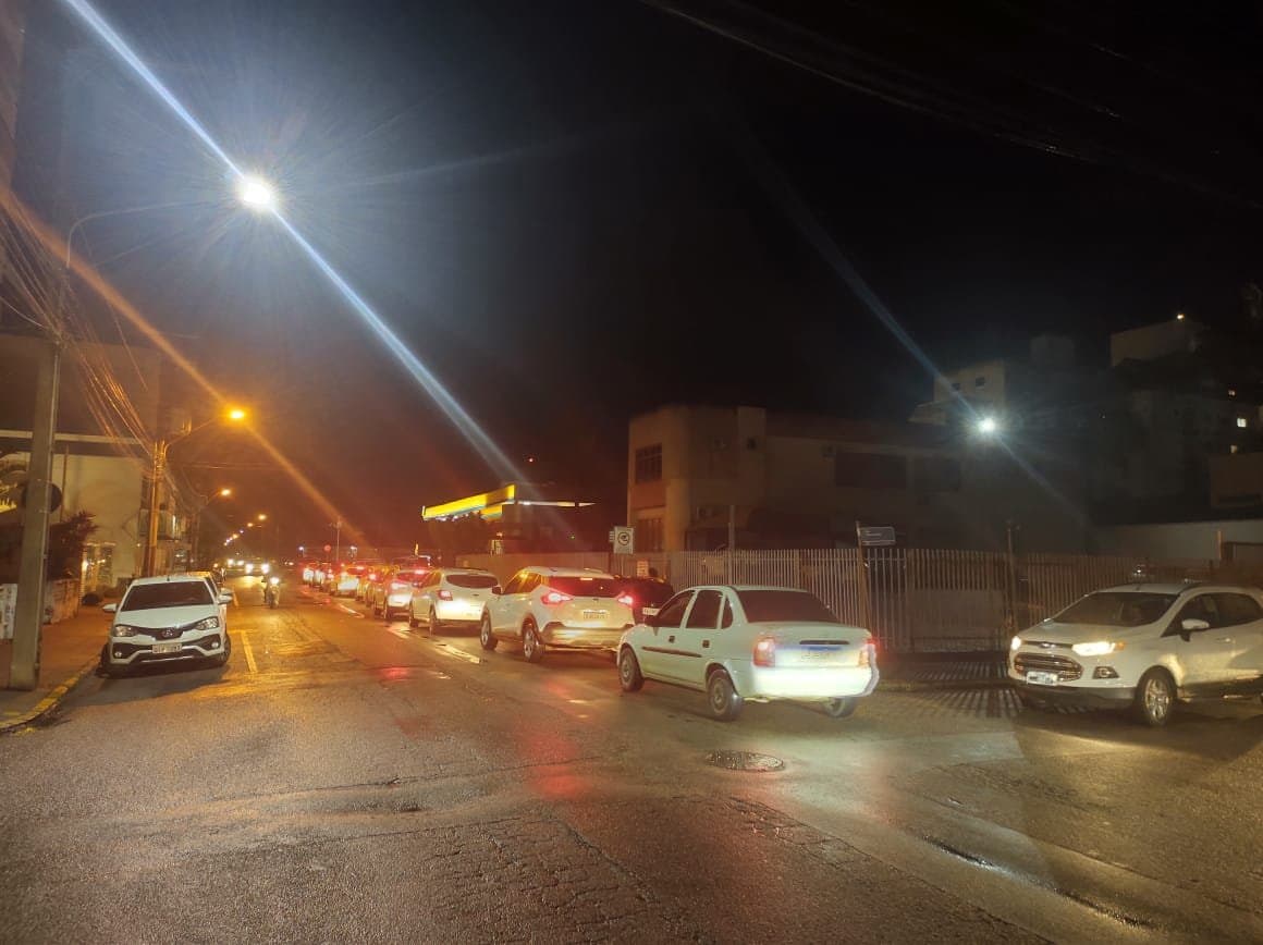 Postos de combustíveis registram filas na noite desta quarta-feira (8)