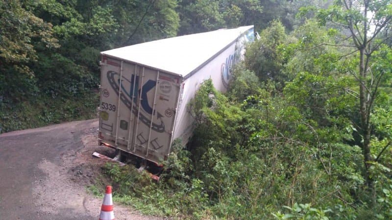 Carreta sai da pista na Serra do Corvo Branco