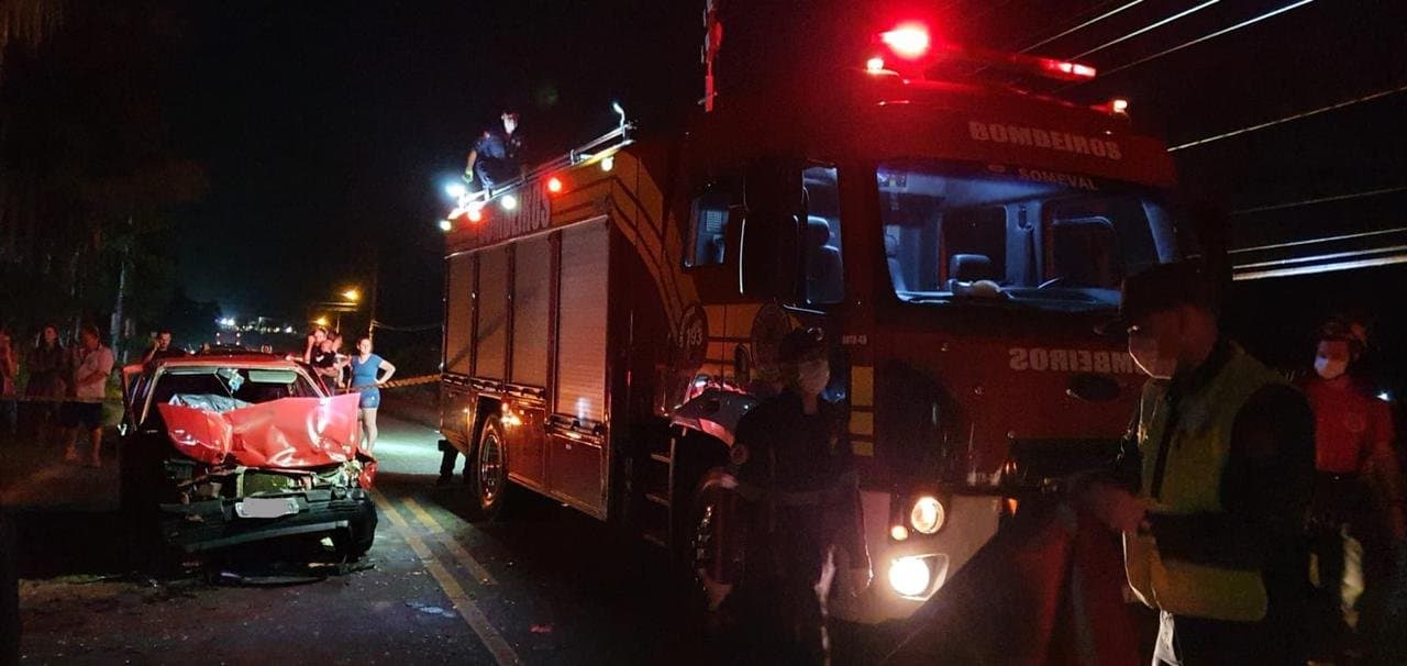 Dois idosos morrem após colisão contra trator parado