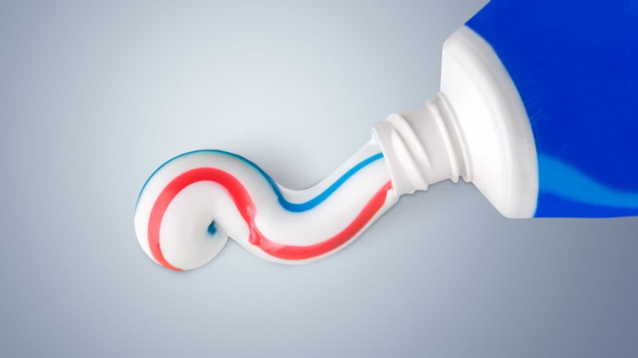 Pasta de dentes clareadora: não utilize continuamente!