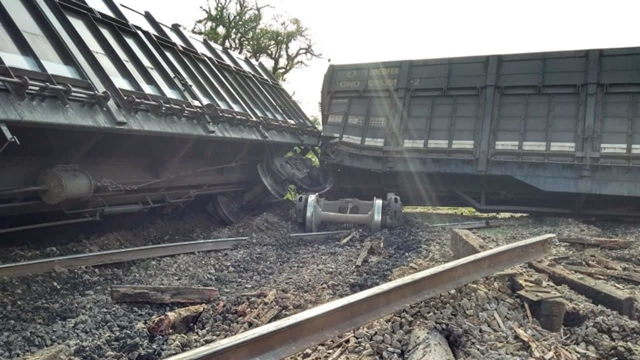 Vagões carregados de carvão descarrilam e tombam