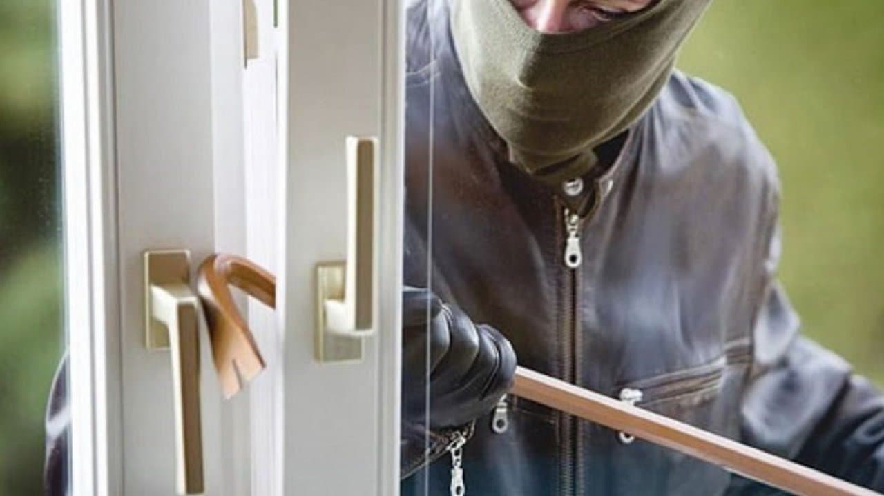 Loja de roupas é furtada no Centro de Tubarão