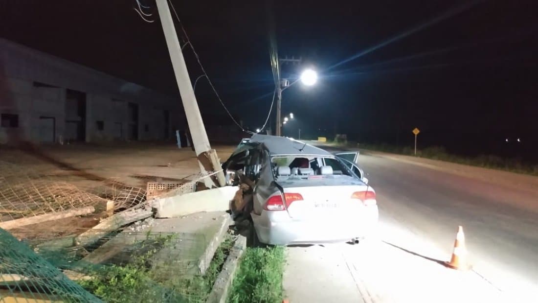 Motorista é retirado das ferragens inconsciente após bater em poste