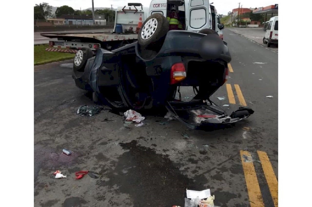 Capotamento deixa cinco pessoas feridas em Jaguaruna