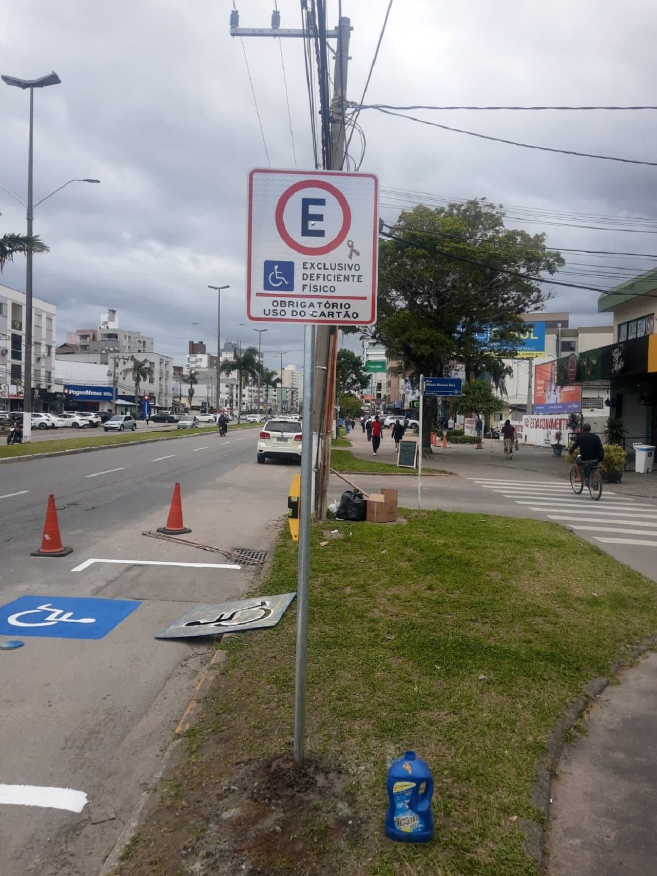 Tubarão realiza adequação na sinalização de estacionamento para o uso de pessoas com espectro autista