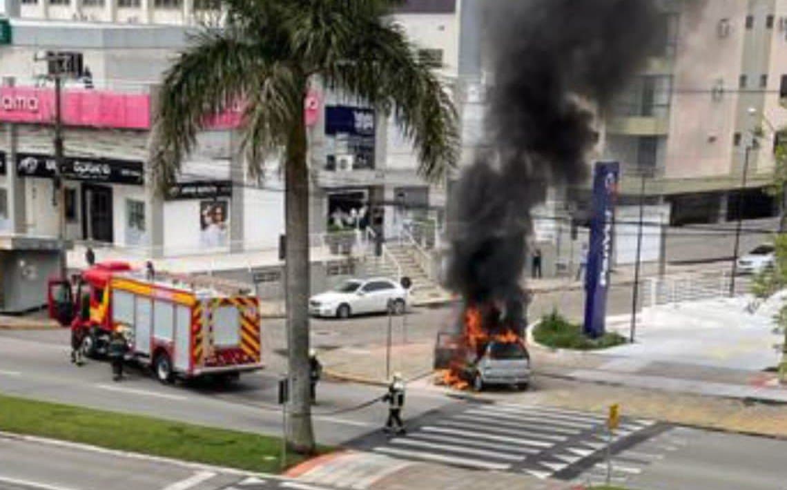 Carro pega fogo e fica completamente destruído