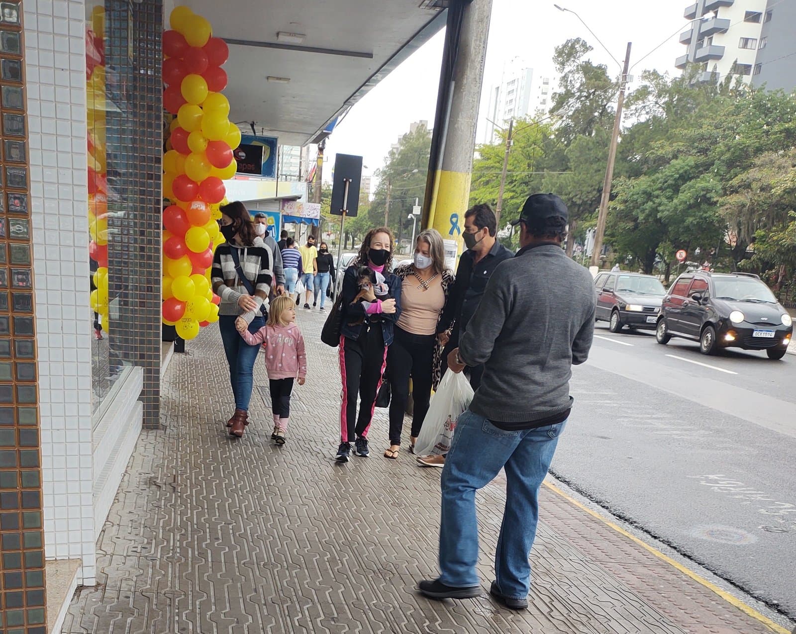 Apesar de atividades canceladas, comércio registra movimento intenso no Dia D das Crianças