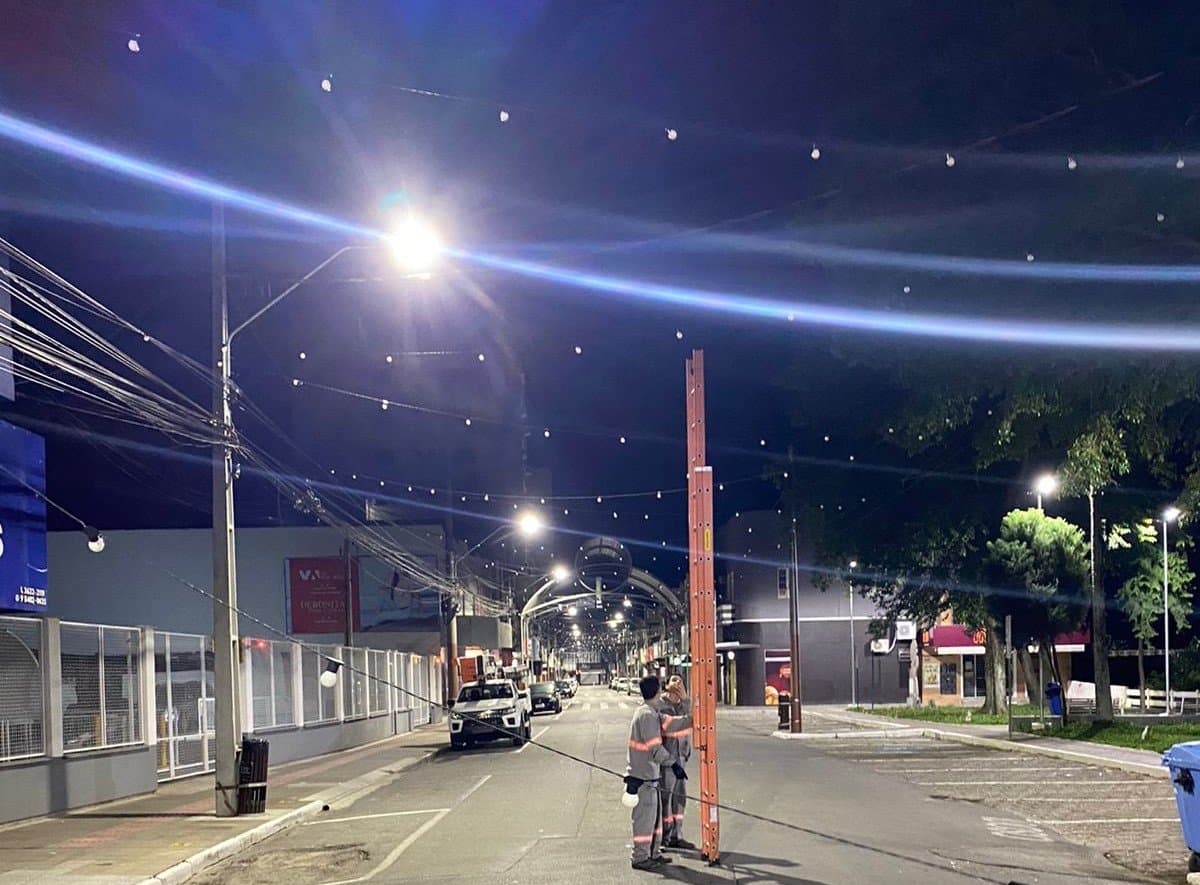 Iluminação de Natal começa a ser instalada em Tubarão