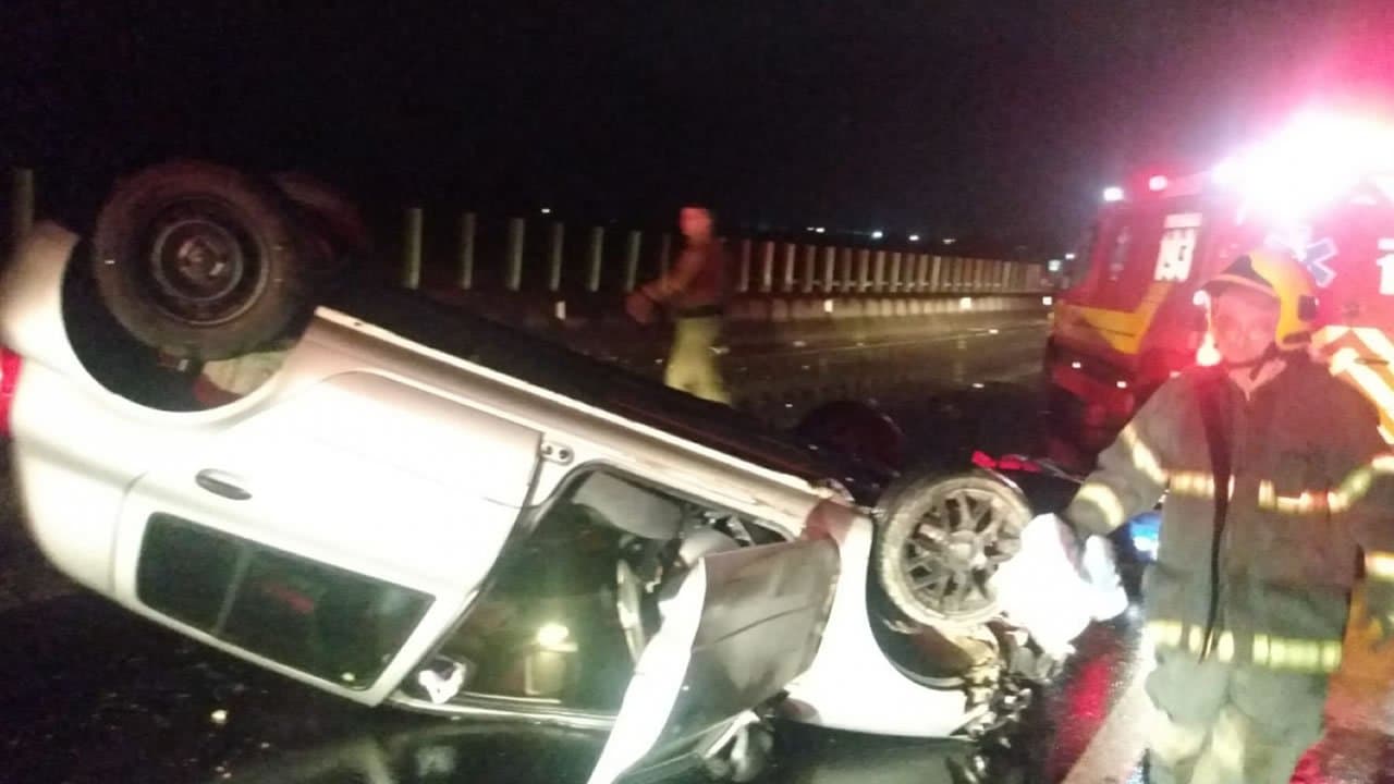 Moto se choca contra carro capotado e dois ficam feridos na BR-101