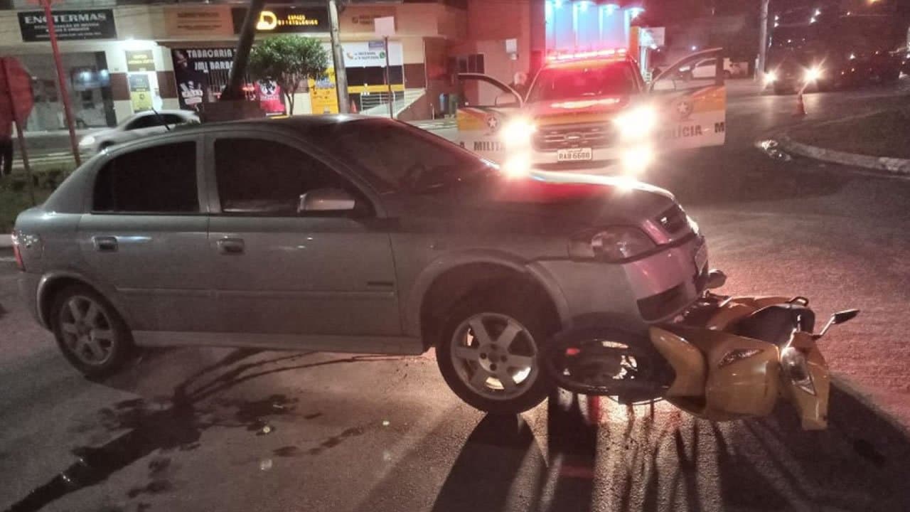 Mulher fica ferida após colisão entre carro e moto na SC-370