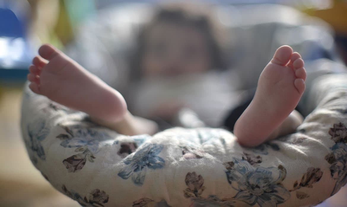 Pandemia teve impactos diretos para bebês e crianças, indica estudo