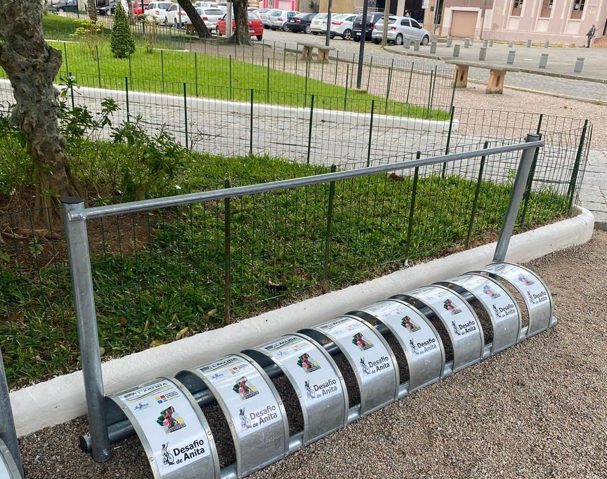 Novos bicicletários são instalados em pontos turísticos de Laguna
