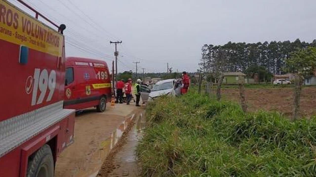 Capotamento deixa motorista inconsciente
