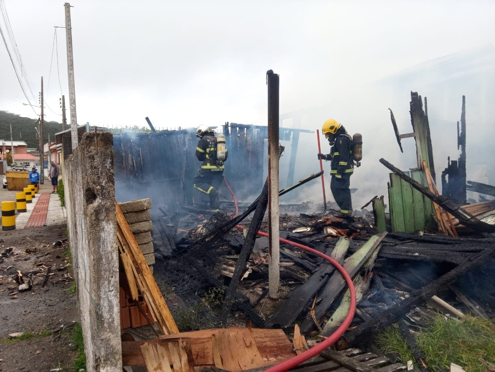 Casa é completamente destruída por incêndio