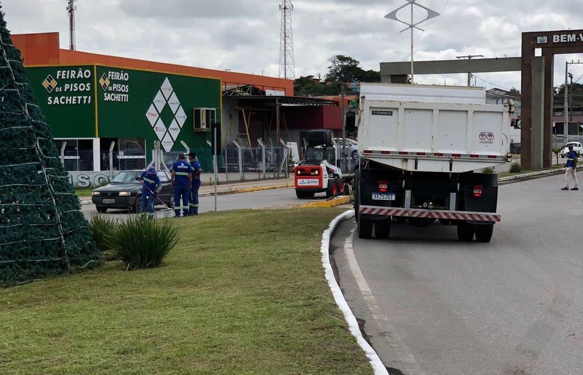 Meia tonelada de resíduos é retirada das ruas de Capivari de Baixo