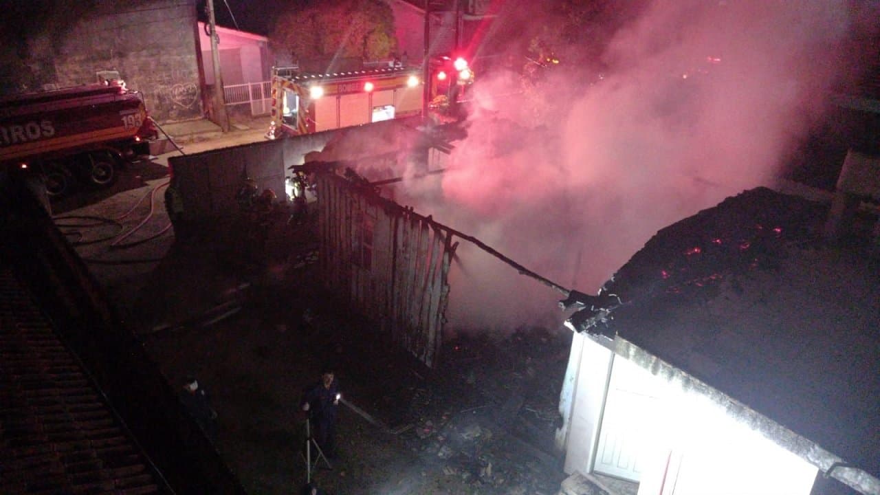 Duas pessoas morrem carbonizadas em incêndio em Tubarão