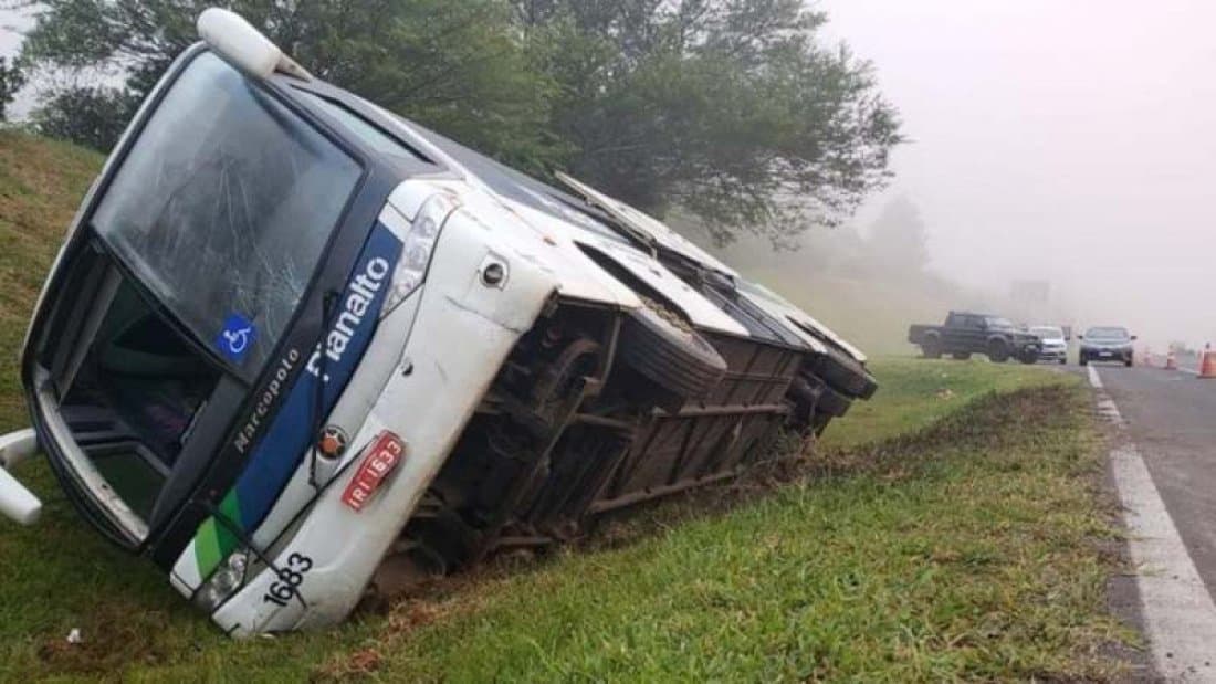 Ônibus com participantes do Universipraia tomba no RS
