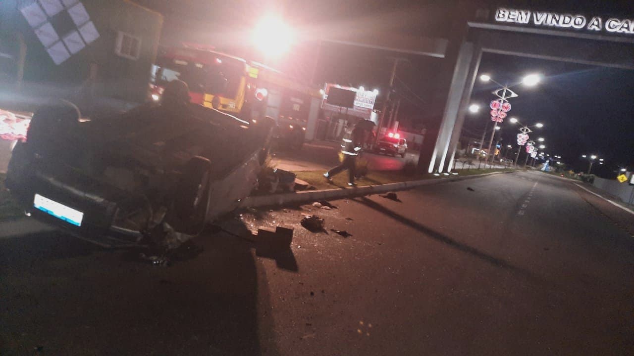 Jovem precisa ser desencarcerado de carro após capotamento