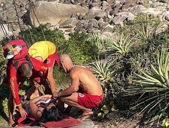 Jovem é picada por cobra no costão da Praia da Ferrugem