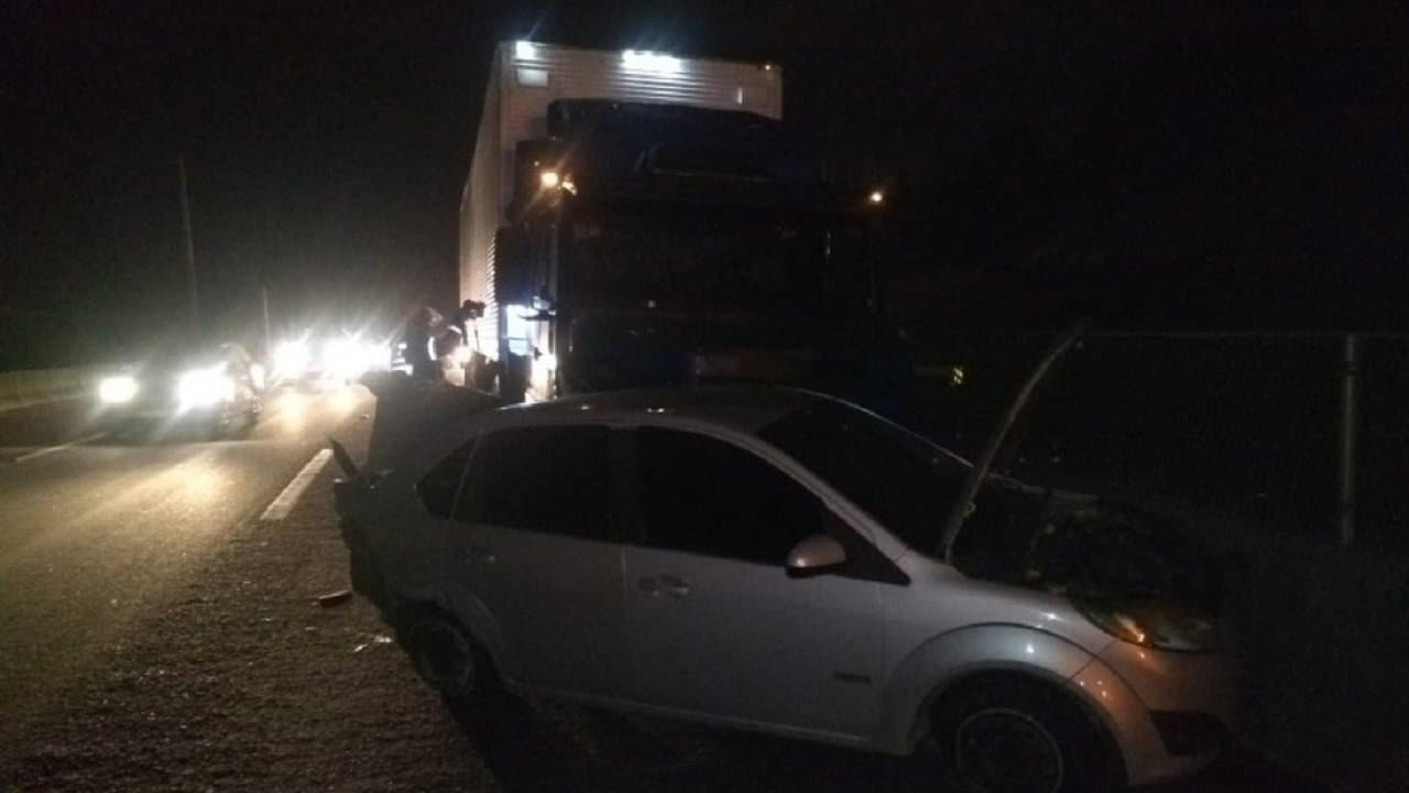 Caminhoneiro morre após ser ejetado de veículo em acidente na BR-101