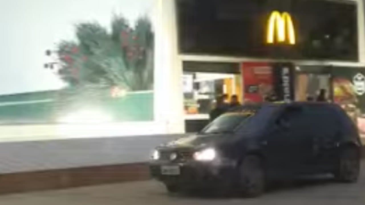 Carro invade calçada de shopping e assusta motorista e pedestres