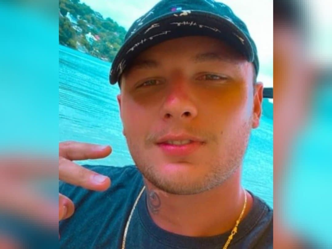 Jovem motociclista morre após bater contra muro