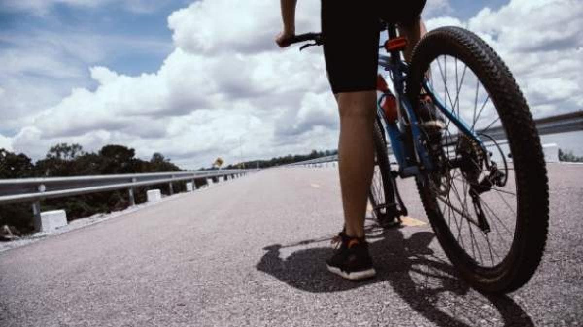 Ciclista leva socos, chutes e garrafadas durante assalto