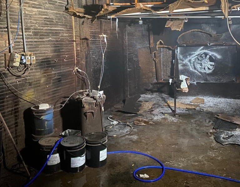 Funcionário de fábrica de caixões é levado ao hospital após princípio de incêndio