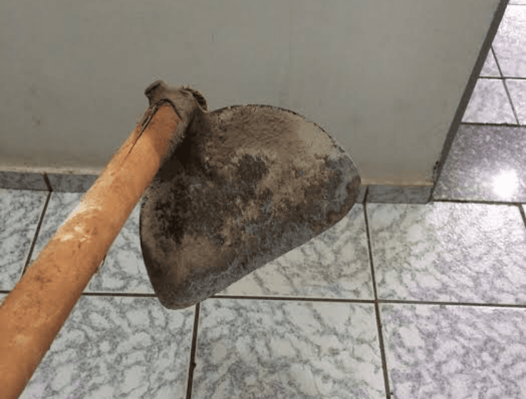 Assaltante usa enxada para ameaçar funcionária de loja